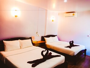 Standard Quadruple Room | 책상, 방음 설비, 간이 침대, 무료 WiFi