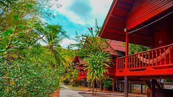 Wooden Fan Double Room | Desk, soundproofing, rollaway beds, free WiFi