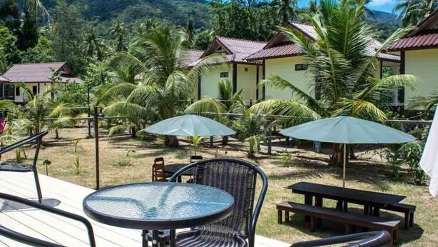 A resort with outdoor seating, palm trees, and mountain views. - Hin Bhai Resort (Ko Pha-ngan)