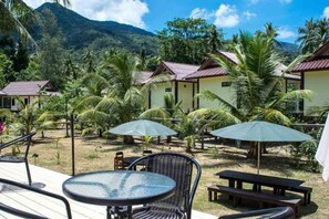 Bar junto a la piscina