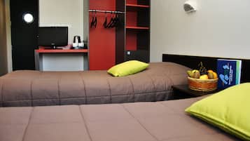 Habitación con 2 camas individuales | Escritorio, cunas, ropa de cama y acceso para silla de ruedas