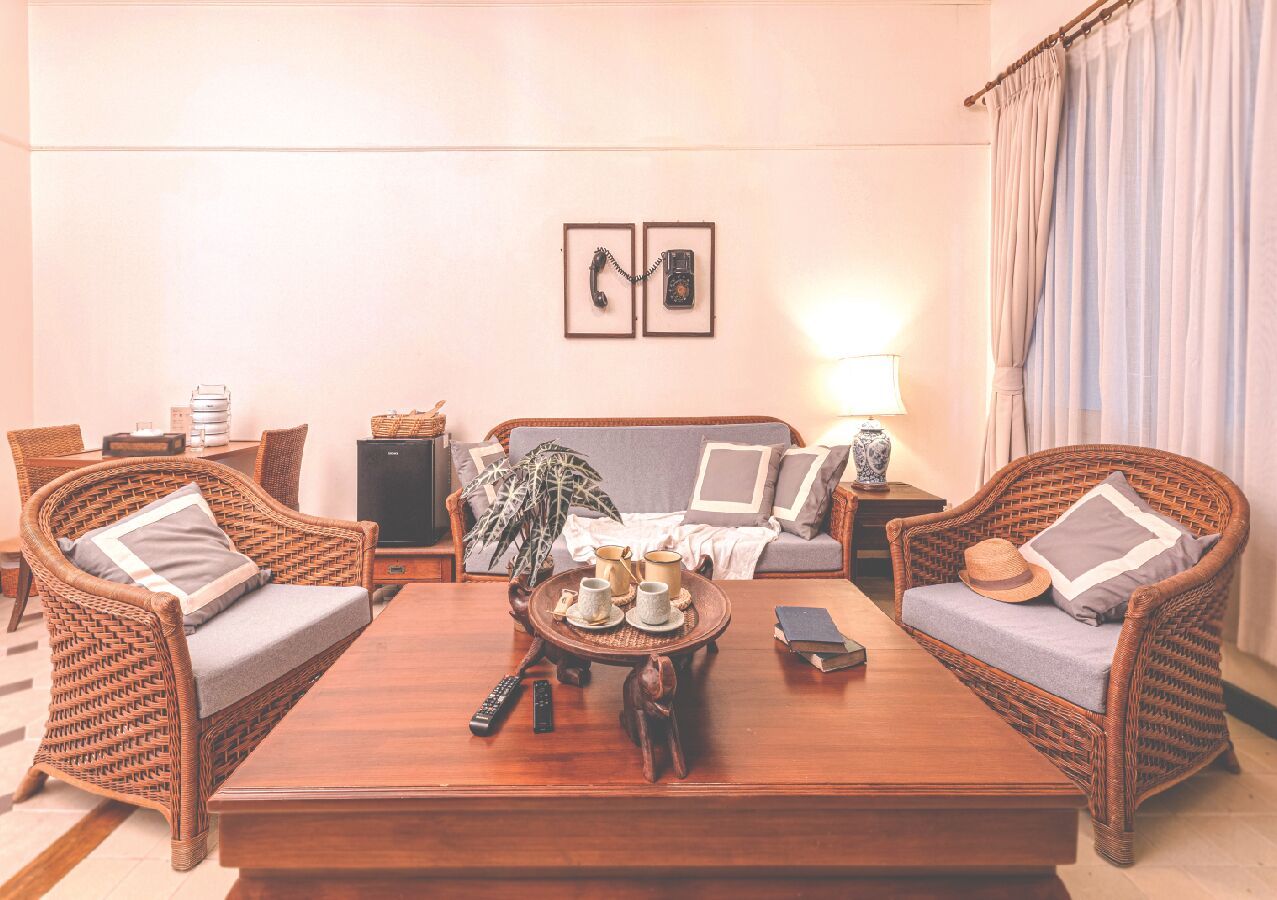 suite | living area | 32-inch tv with cable channels