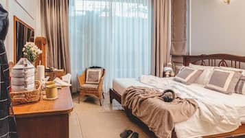Quarto com design assinado | Cofres nos quartos, escrivaninha, cortinas blackout