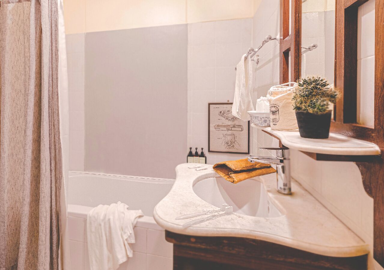 deluxe room, 1 double bed | bathroom | free toiletries, hair dryer, slippers, towels