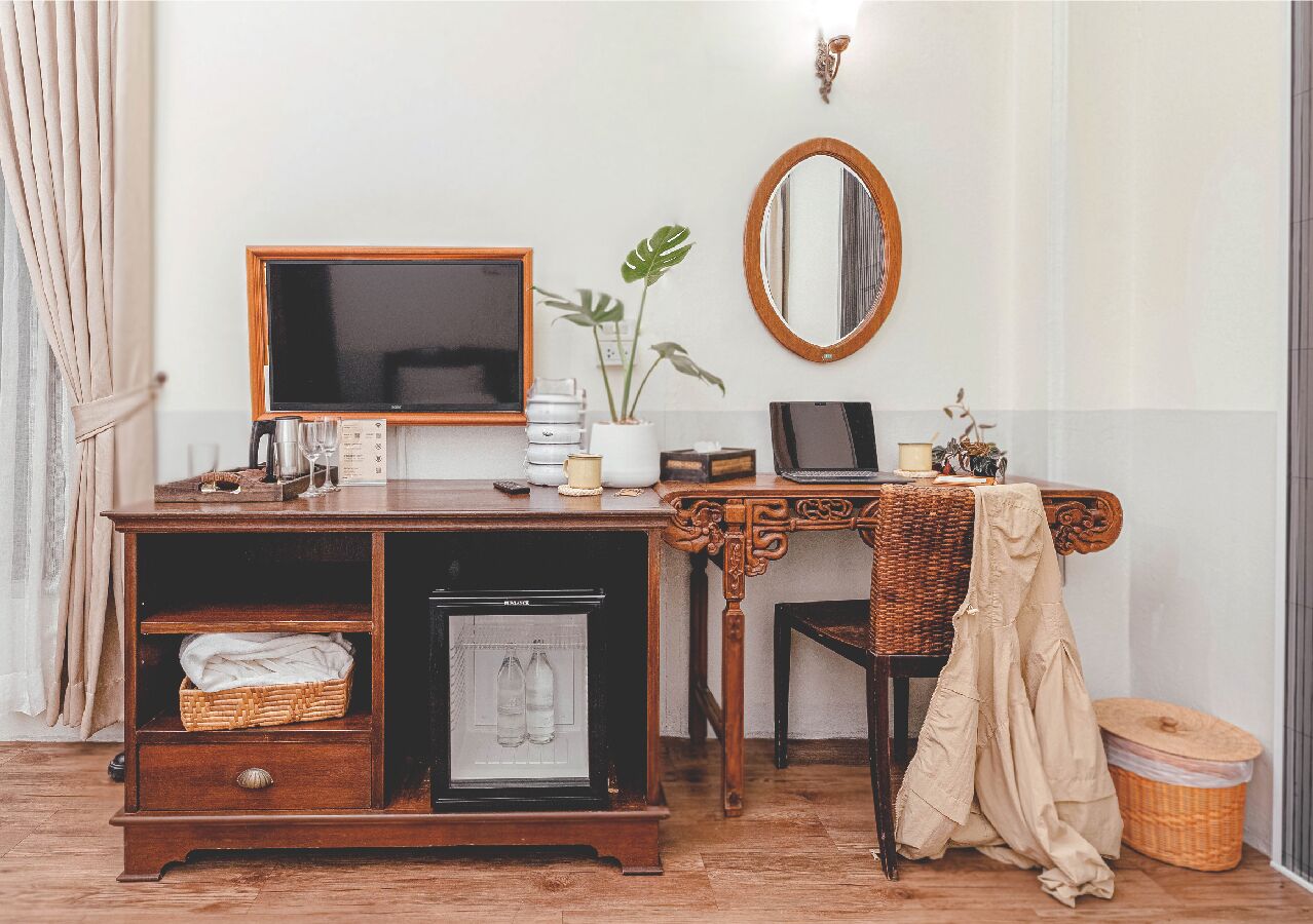 deluxe room, 2 single beds | living area | 32-inch tv with cable channels