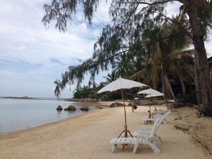 On the beach - Hut Sun Bungalow (Ko Pha-ngan)