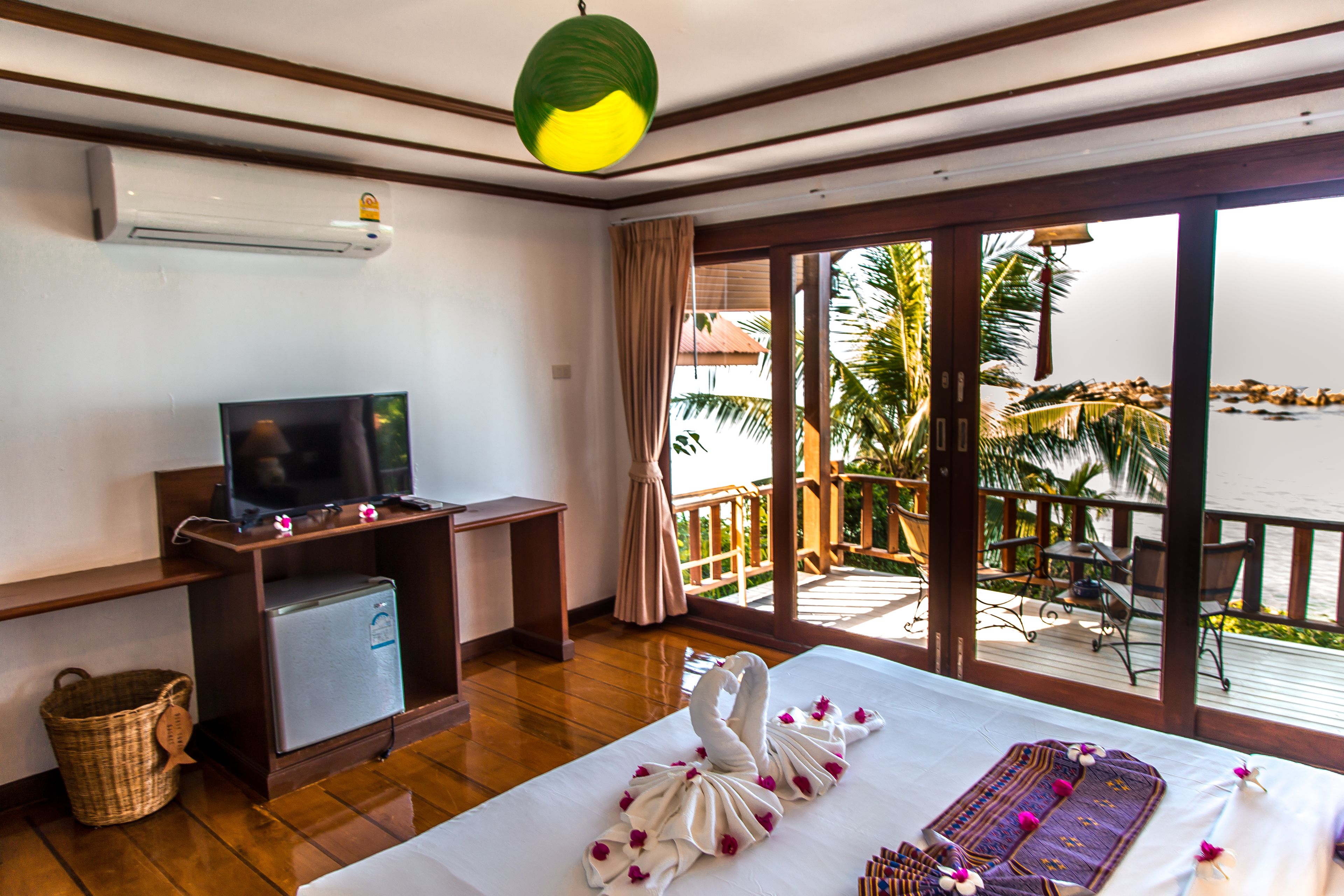 Cofres nos quartos, escrivaninha, quartos à prova de som