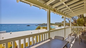 A balcony with a view of the sea, a table, and chairs. - Stay Rottnest (Rottnest Island)