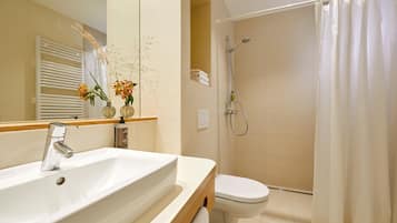 Shower, pengering rambut, dan handuk
