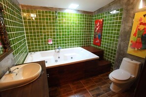 6 Bedrooms House | Bathroom | Combined shower/tub, jetted tub, free toiletries, towels - Lanna Pool Villa (Pattaya)