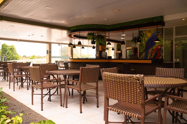 Bar tepi kolam renang