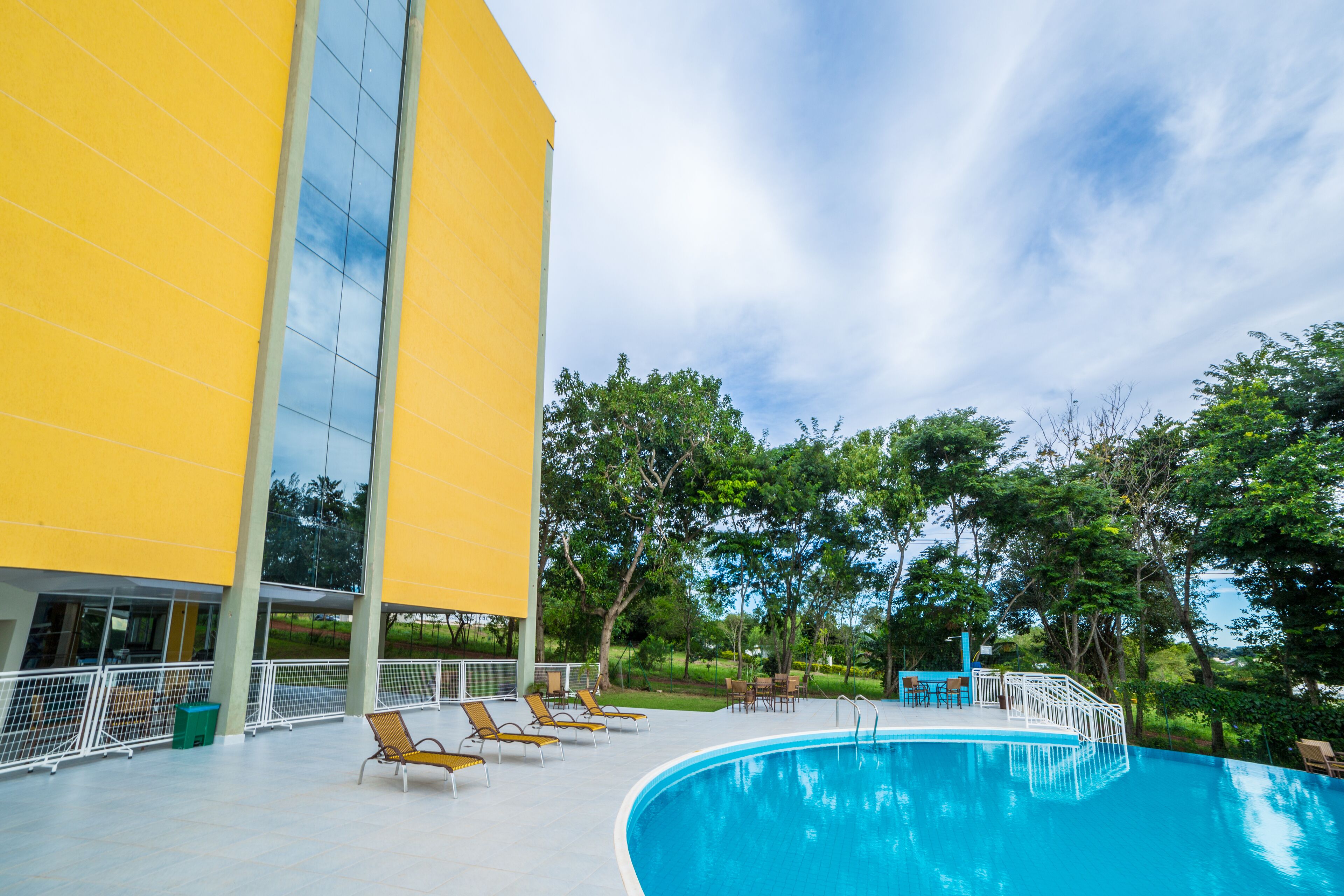 outdoor pool, open 10:00 am to 10:00 pm, pool loungers