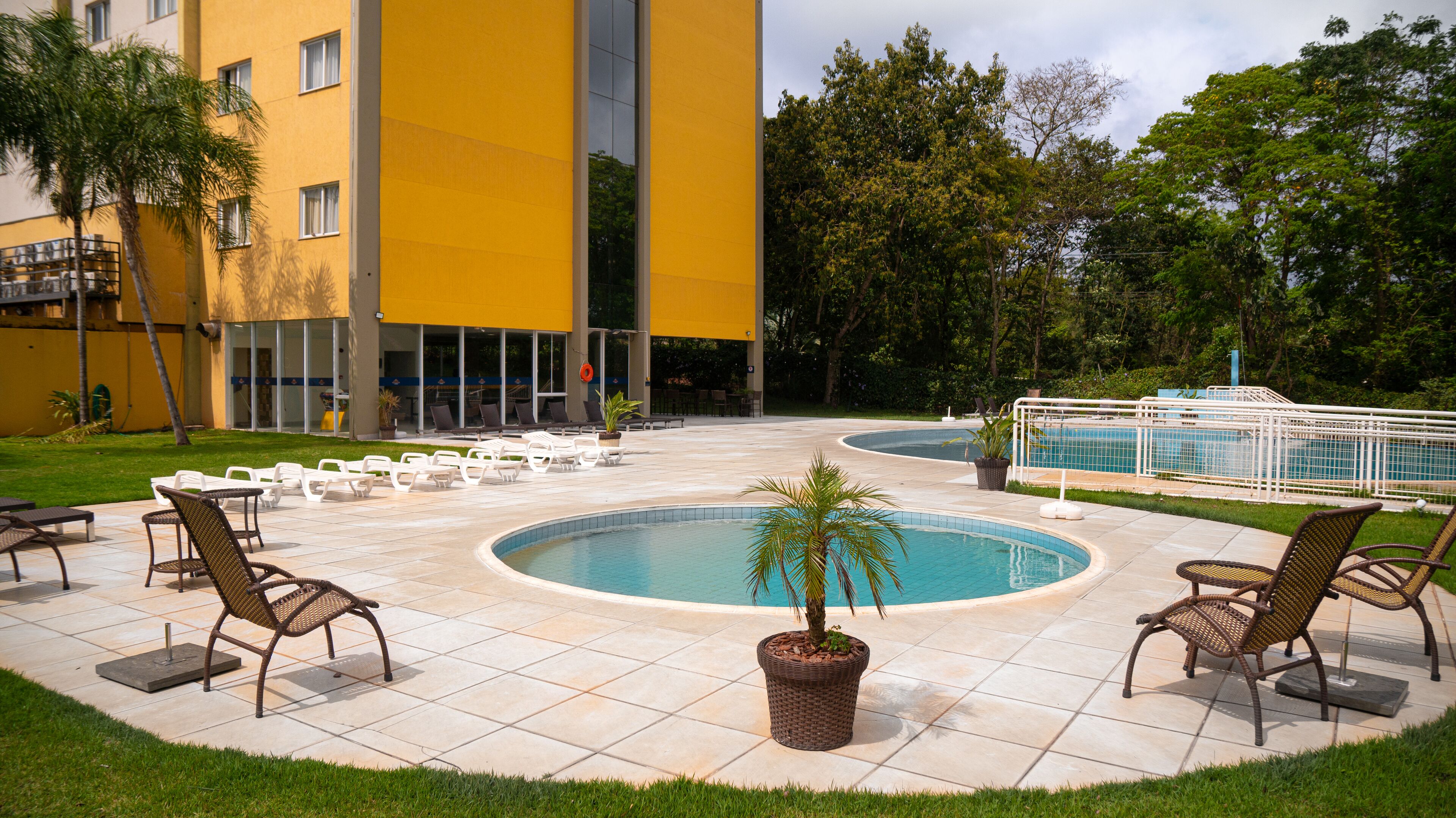outdoor pool, open 10:00 am to 10:00 pm, pool loungers
