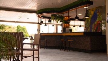 Μπαρ δίπλα στ ην πισίνα