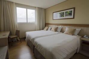 40-inch flat-screen TV with cable channels, TV - Interludium Iguassu Convention Hotel (Foz do Iguaçu)