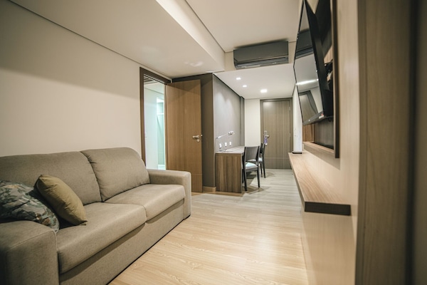 Suite Premium | Minibar, brankas, ruang kerja ramah laptop, dan tirai kedap cahaya