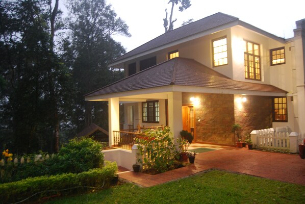 Fassade der Unterkunft – Abend/Nacht