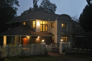 Fassade der Unterkunft – Abend/Nacht