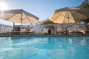 Piscina externa, guarda-sóis, espreguiçadeiras