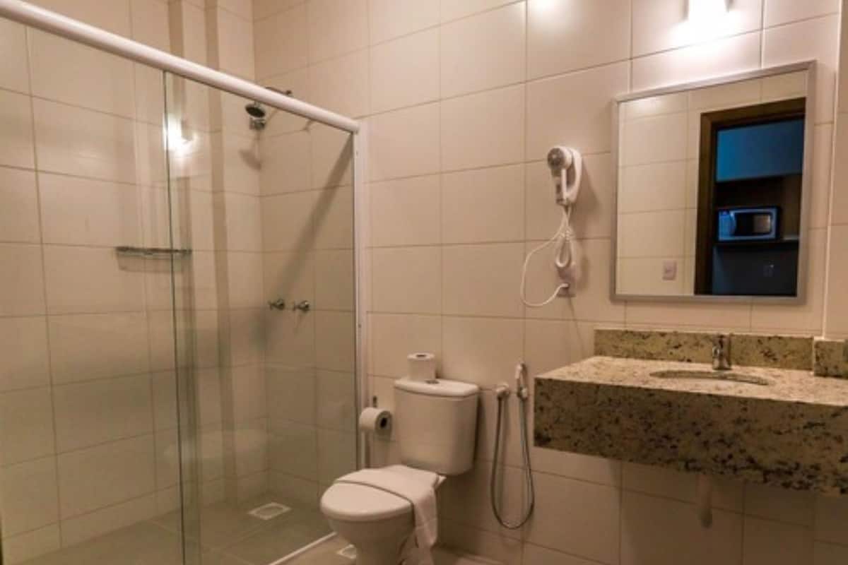 Standard Triple Room (sem cafe) | Bathroom | Shower, hair dryer, towels