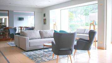 32-inch Smart TV with digital channels, TV, Netflix