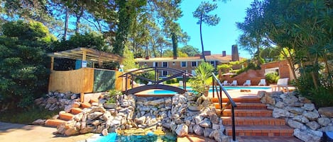 Piscine extérieure (ouverte en saison), parasols de plage
