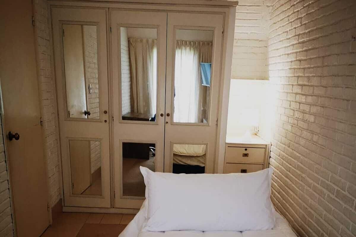 Habitación individual básica | Ropa de cama de alta calidad, edredón, minibar y escritorio
