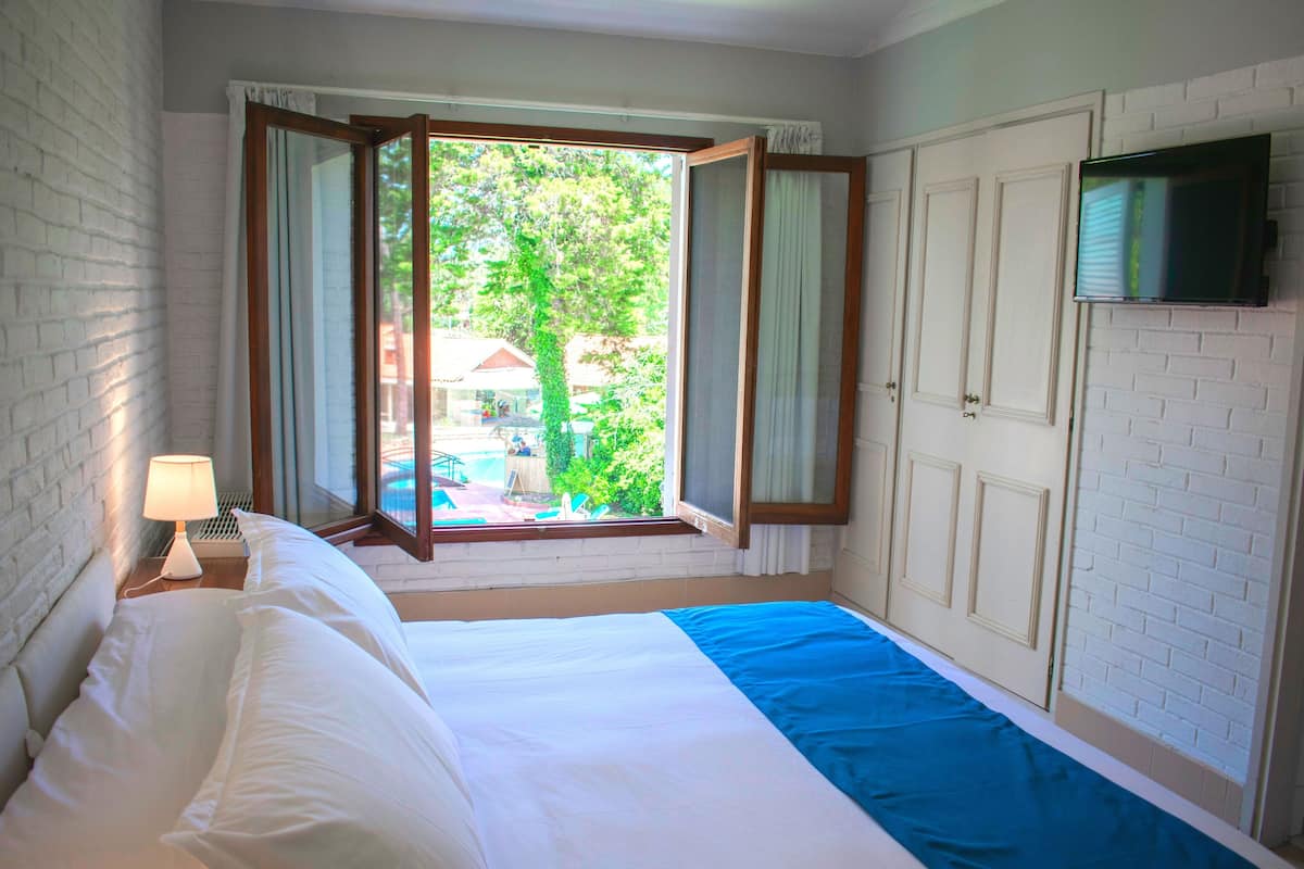 Habitación doble estándar | Ropa de cama de alta calidad, edredón, minibar y escritorio