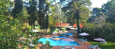 Piscine extérieure en saison, accÚs possible de 9 h 30 à 20 h, parasols
