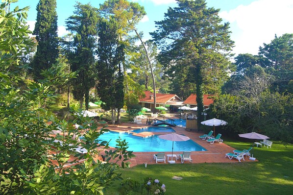 Außenpool (je nach Saison geöffnet), Sonnenschirme, Liegestühle