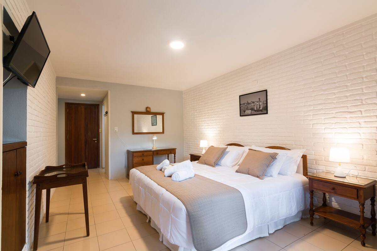 Premium bedding, down comforters, minibar, desk