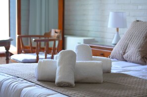 Hochwertige Bettwaren, Daunenbettdecken, Minibar, Schreibtisch