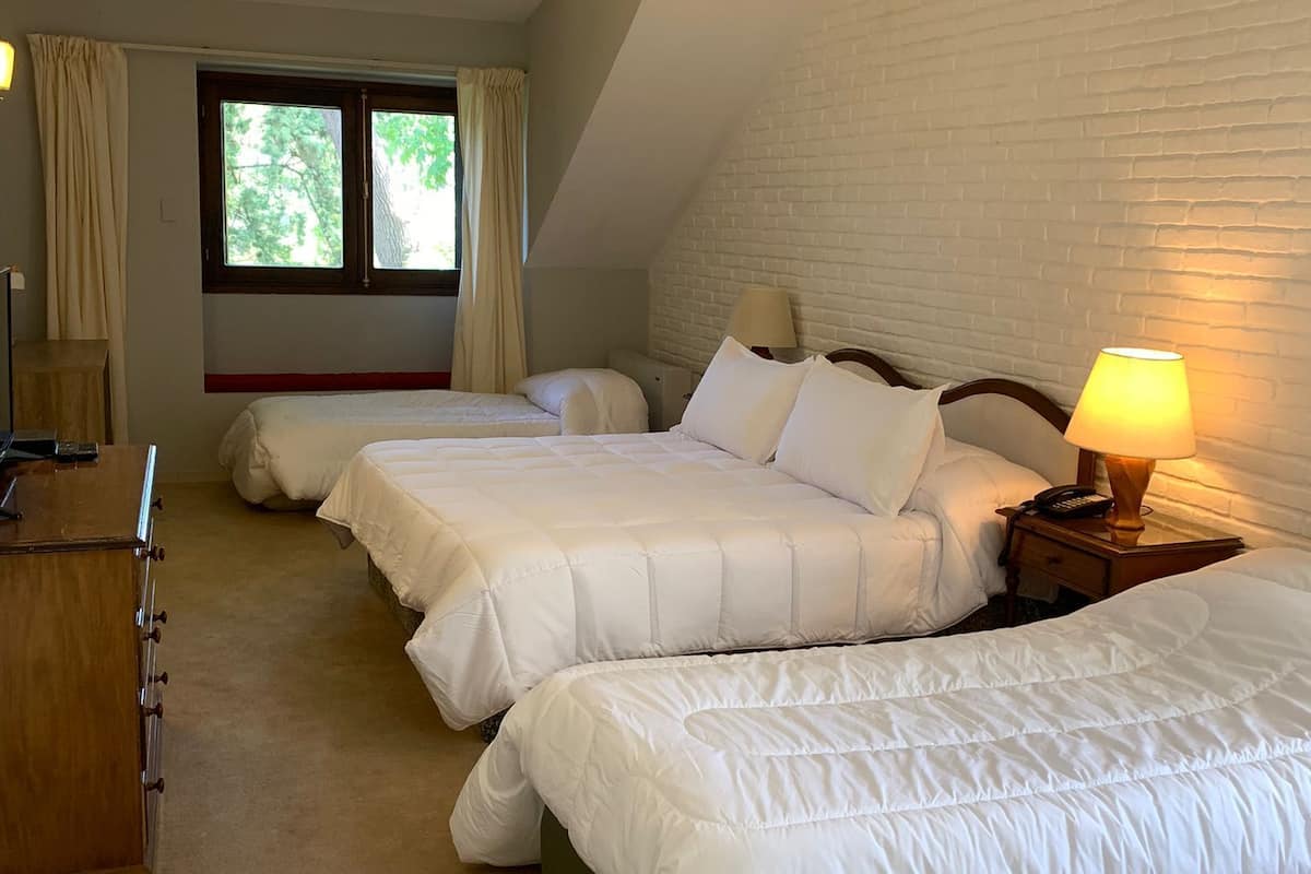 Habitación cuádruple superior | Ropa de cama de alta calidad, edredón, minibar y escritorio