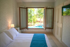 Ropa de cama de alta calidad, cubrecamas, minibar y escritorio 