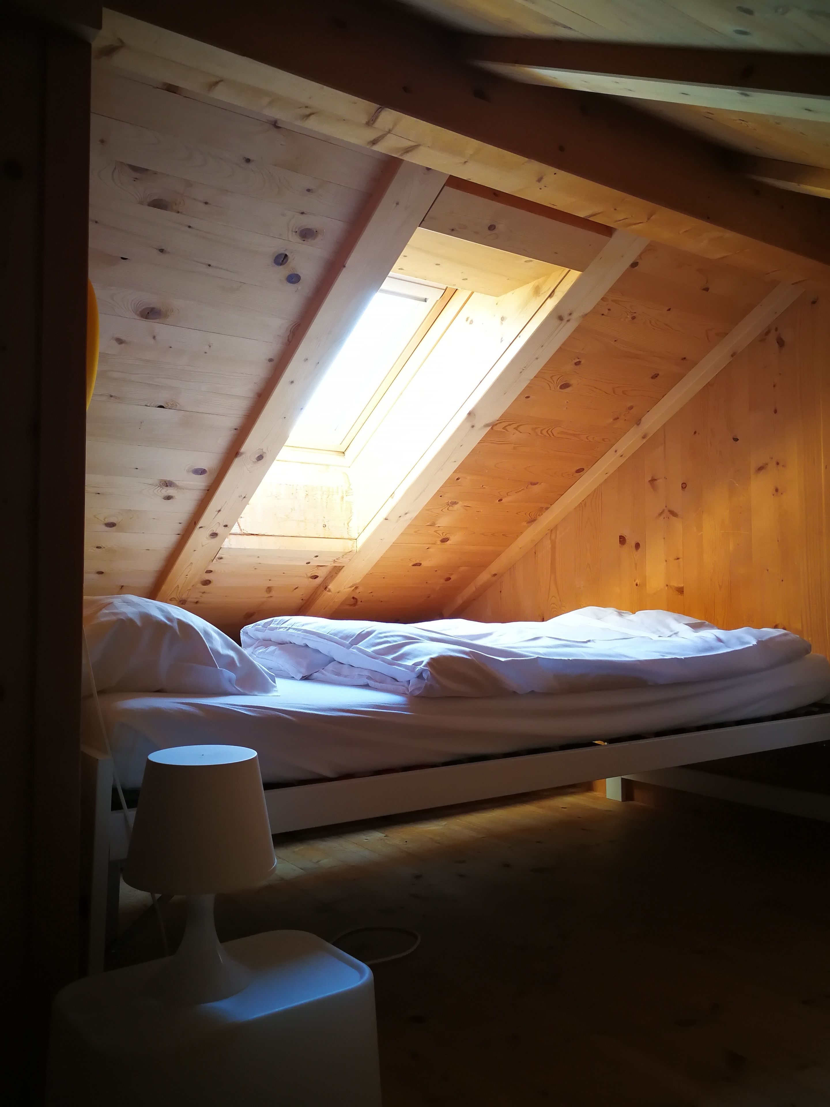 Habitación triple, baño compartido, vista al jardín