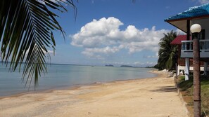 On the beach, beach towels - Sun Sea Resort (Ko Pha-ngan)