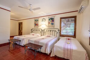 家庭三人房, 1 间卧室, 无烟房 | 笔记本电脑工作区、免费 WiFi、床单