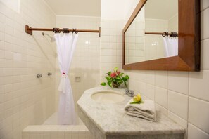 Ensemble douche/baignoire, articles de toilette gratuits