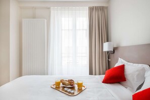Soundproofing, iron/ironing board, cribs/infant beds, bed sheets - Courcelles Médéric (Paris)