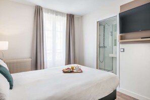 Insonorización, tabla de planchar con plancha, cunas y ropa de cama 