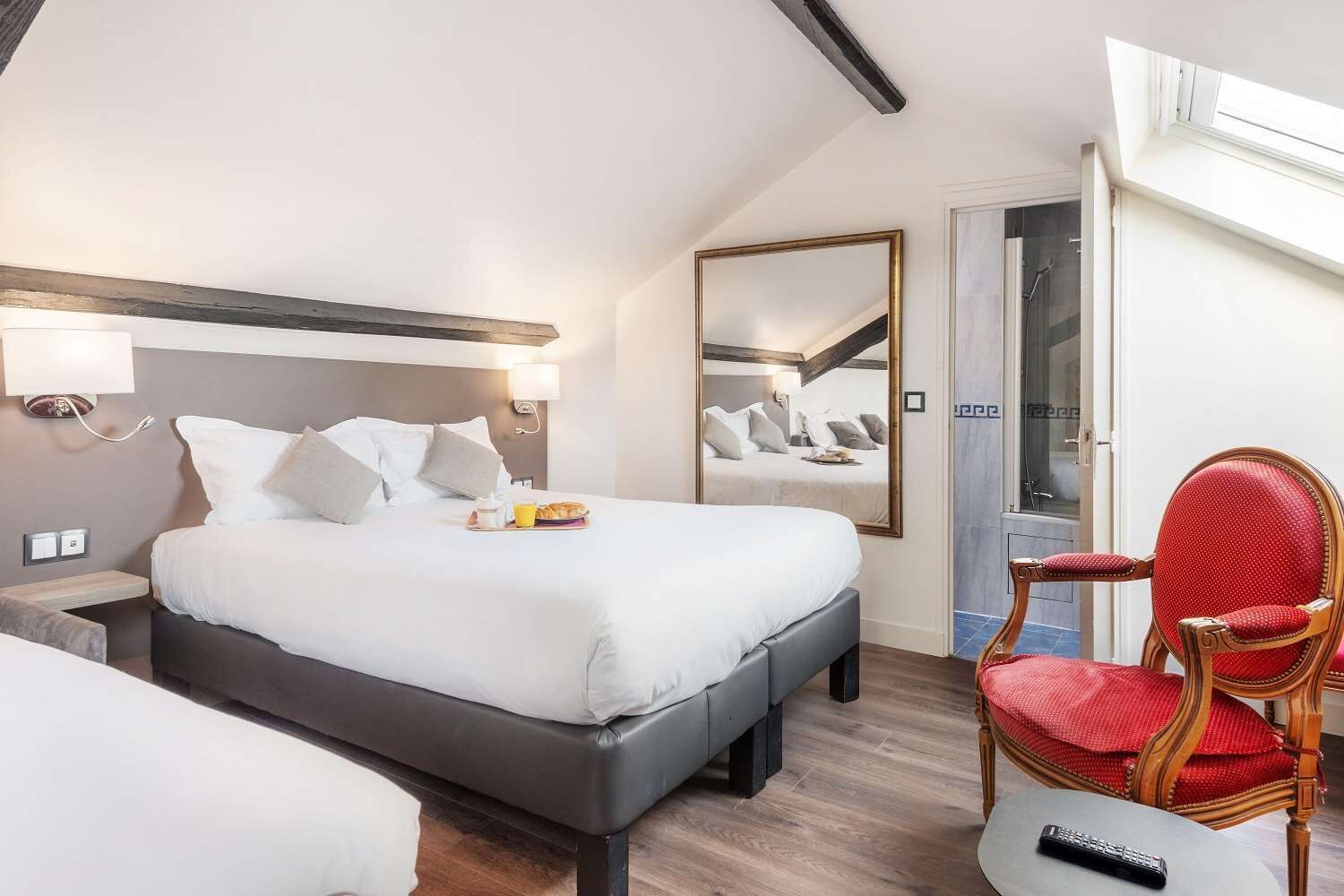 Chambre familiale | Système d’insonorisation, fer et planche à repasser