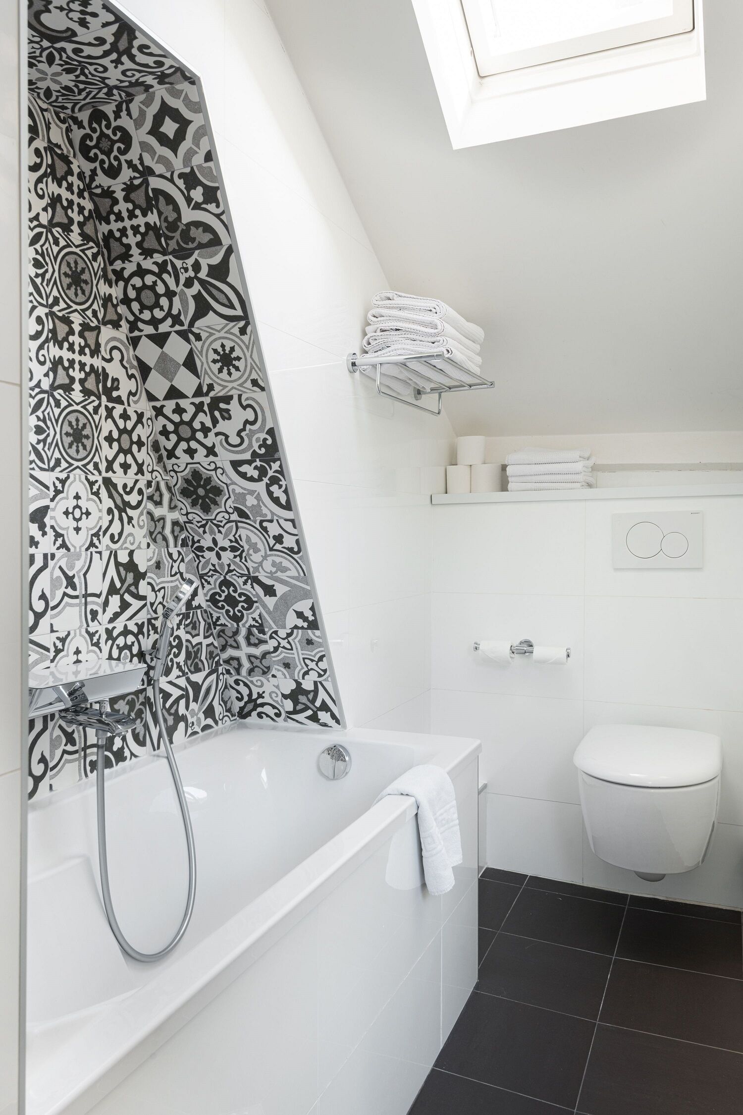 Un baño moderno con una bañera independiente, un inodoro y una ducha.
