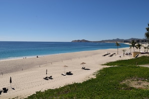 Condominio Dorado 104 | Playa | En la playa, camastros y toallas de playa 