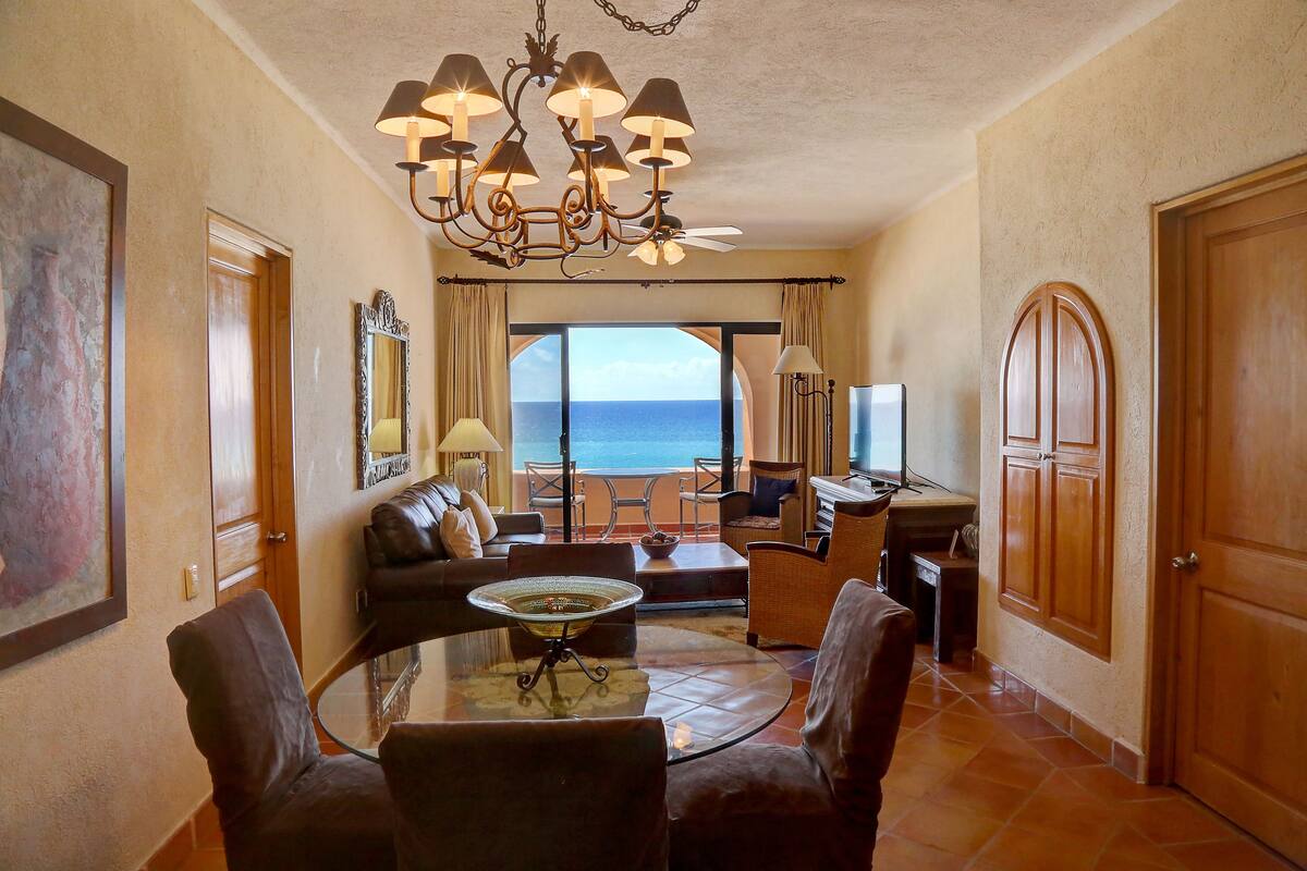 Condo conforto, 2 quartos, vista para o oceano | Sala de estar | TV LCD