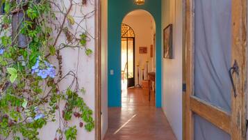 Casa Colina Two Bedroom House | Seprai premium, brankas, dan didekorasi berbeda-beda