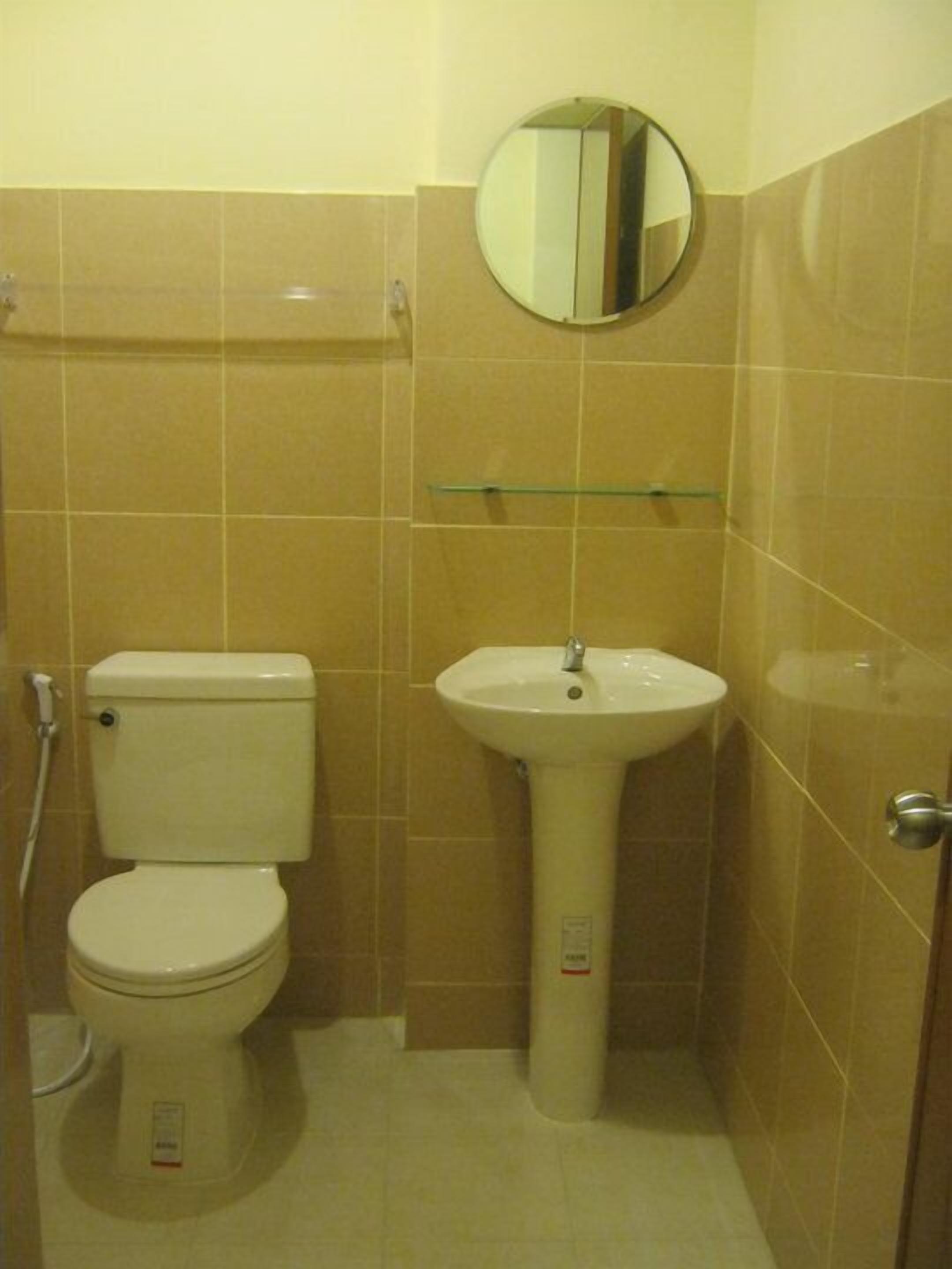 standard room | bathroom | shower, free toiletries