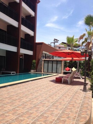 Outdoor pool, pool umbrellas, sun loungers - Chitra Villa (Pattaya)