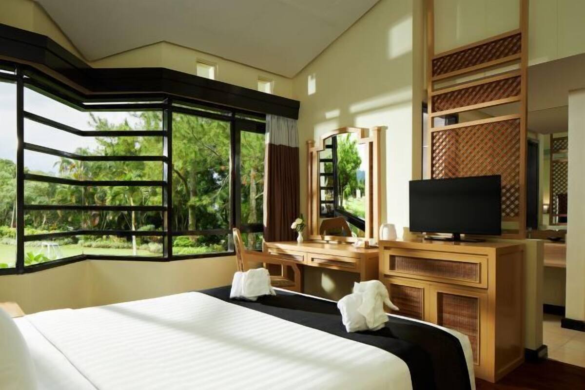 In-room safe, desk, laptop workspace, free WiFi