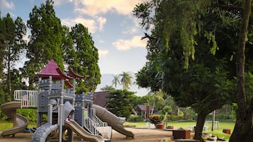 Zona de juegos infantil al aire libre