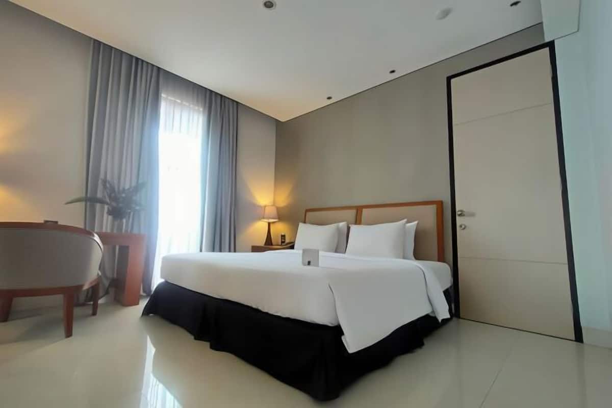 In-room safe, desk, laptop workspace, free WiFi